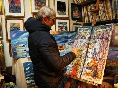 Abbiamo incontrato il 64enne Gianni Comes, pescatore monopolitano (in pensione da pochi mesi) che per pi� di 50 anni si � diviso fra la durezza del suo mestiere e la vocazione artistica